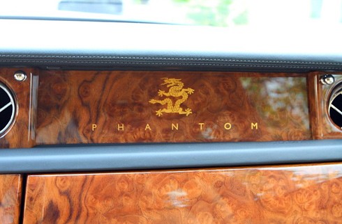 Trên bảng điều khiển phía trước ghế hành khách in hình rồng vàng, dưới là chữ "Phantom" cùng màu.